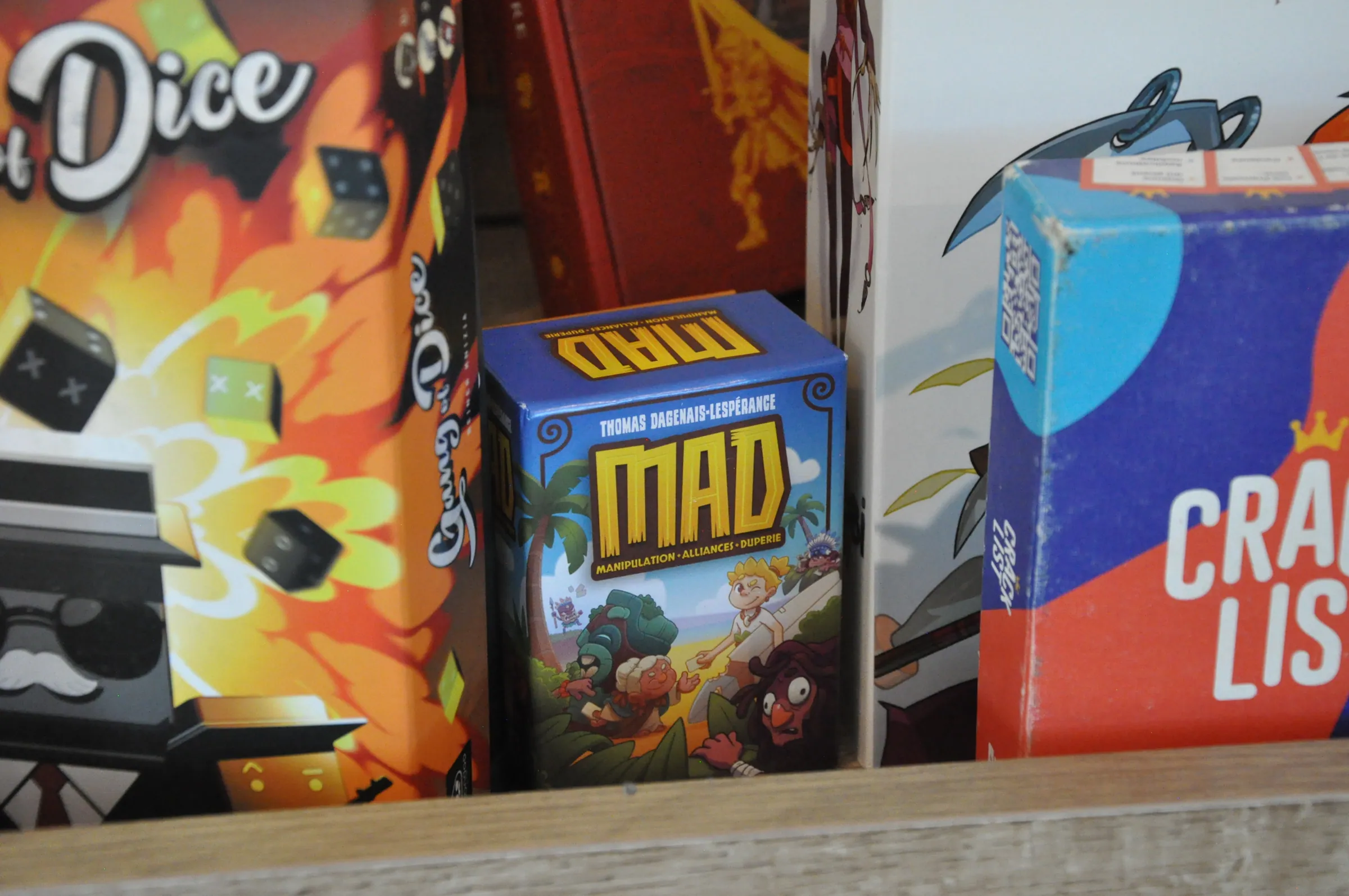 Boîtes de jeux de société MAD et Crack List dans la ludothèque de La Luciole