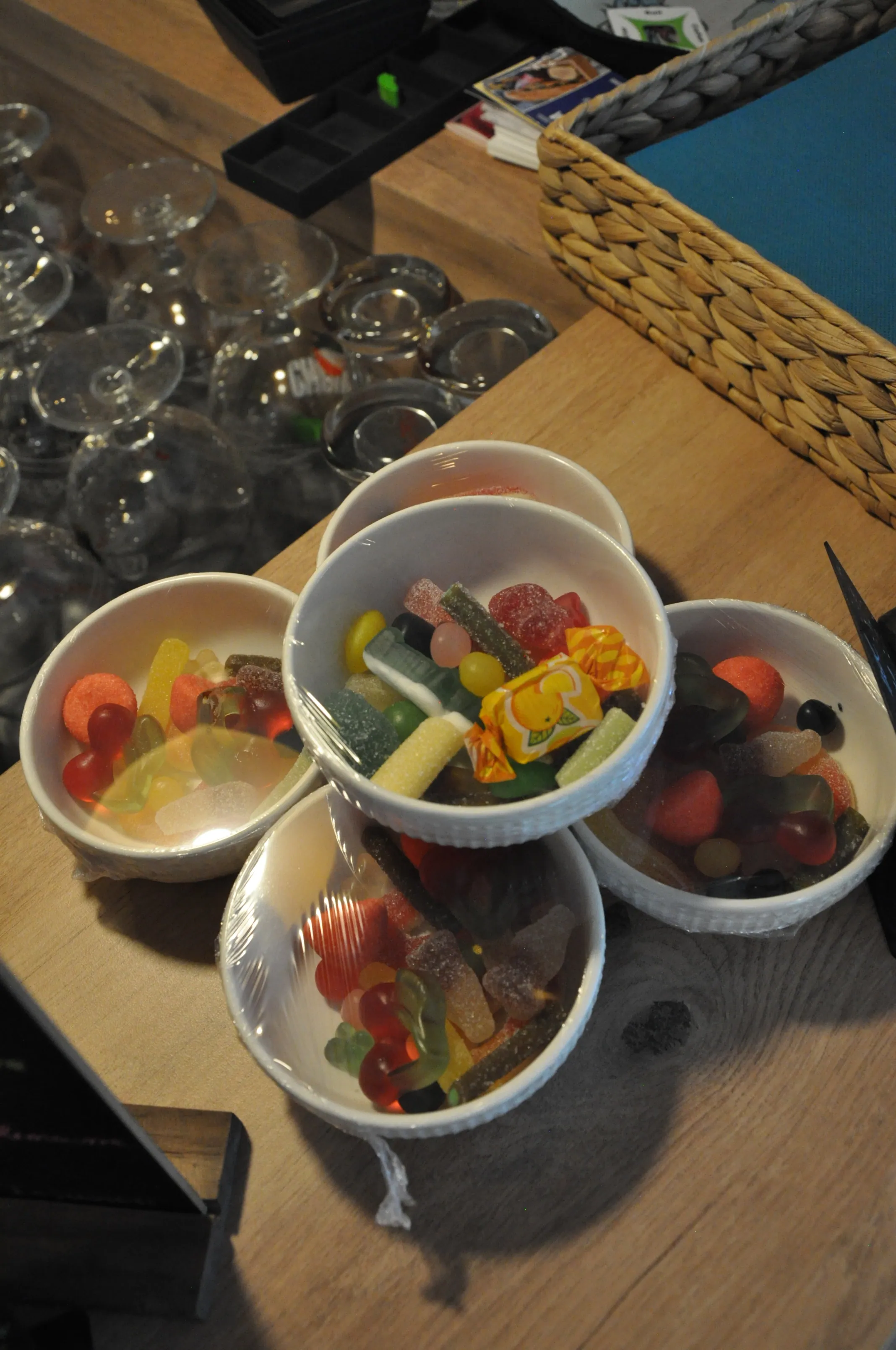 Bols de bonbons sur le comptoir du bar La Luciole