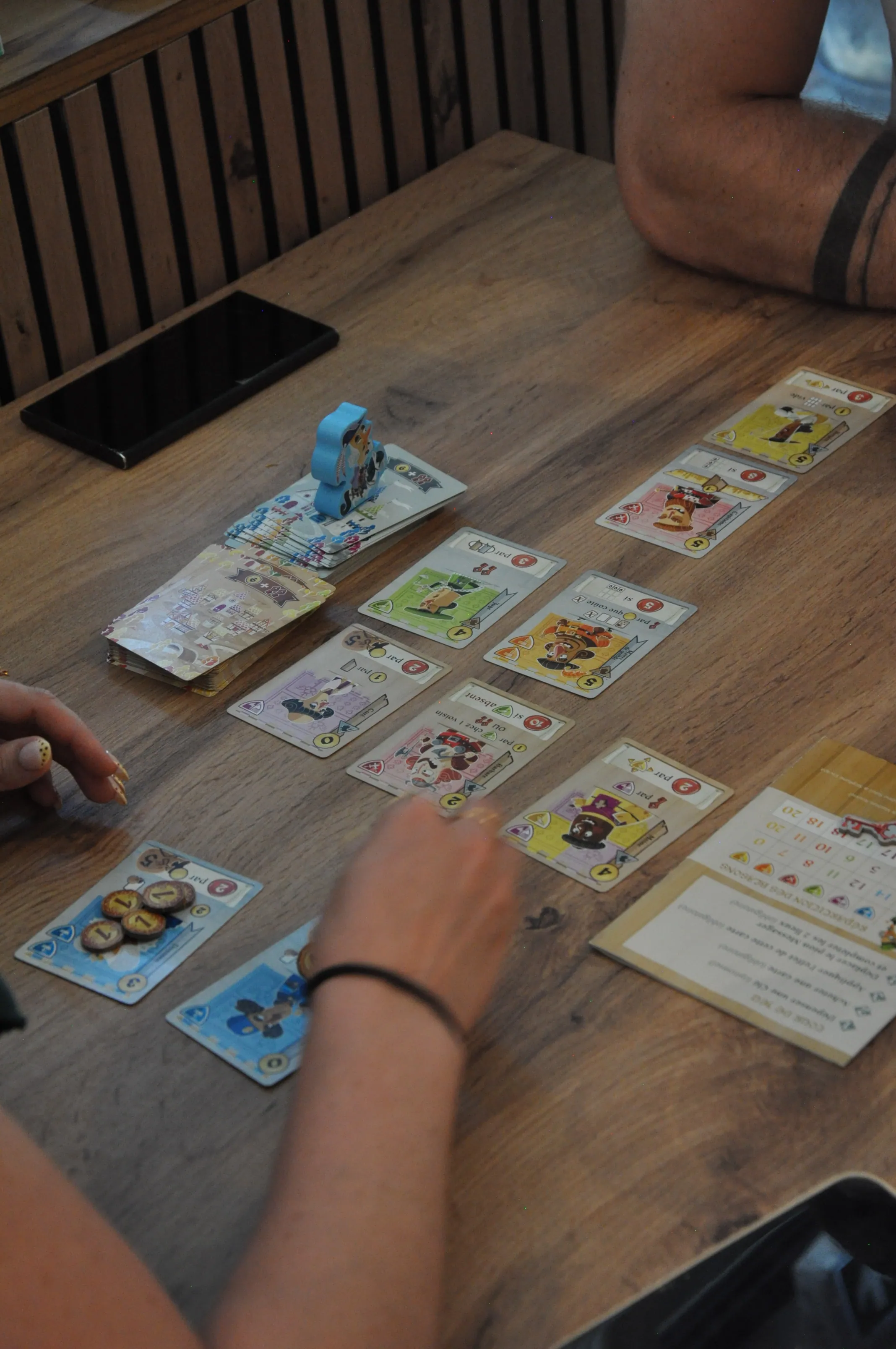 Partie de jeu de cartes vue de dessus au bar La Luciole