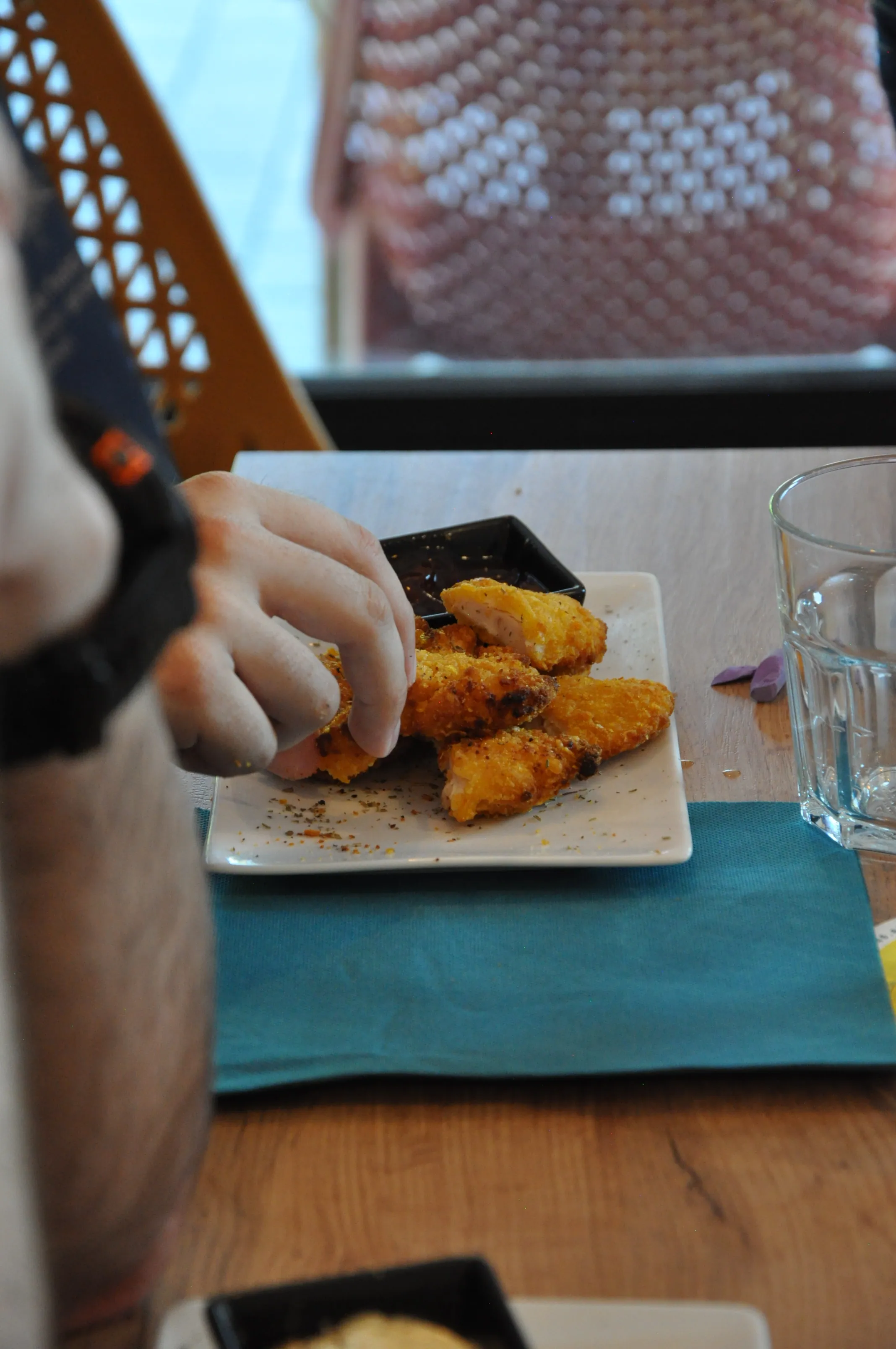 Assiette de tenders panés et sa sauce servie au bar La Luciole